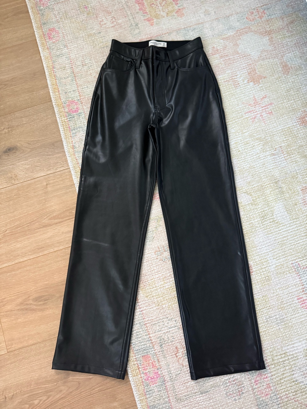 Abercrombie & Fitch 90s Relaxed High Rise Vegan Leather Pants – 26/2